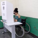 Justiça Eleitoral vai oferecer transporte gratuito para pessoas com deficiência no dia da eleição